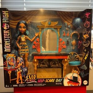 Monster High Cleo de Nile Doll SELF-SCARE DAY SET